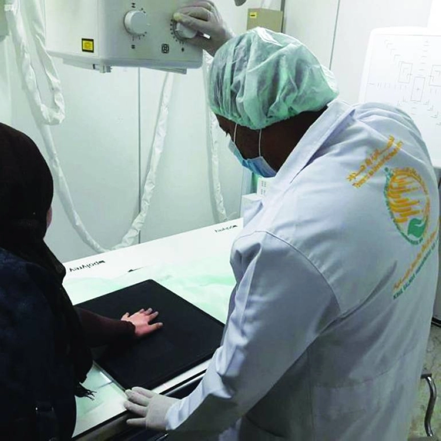 سيدة تجري أشعة على يديها (واس)