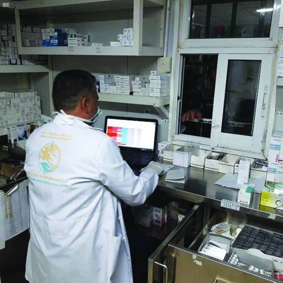 طبيب بمركز الملك سلمان يتابع التحاليل (واس)