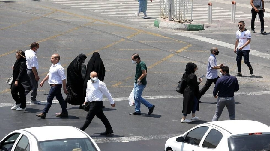 حياة حذرة وخوف من كورونا في شوارع ايران (مكة)