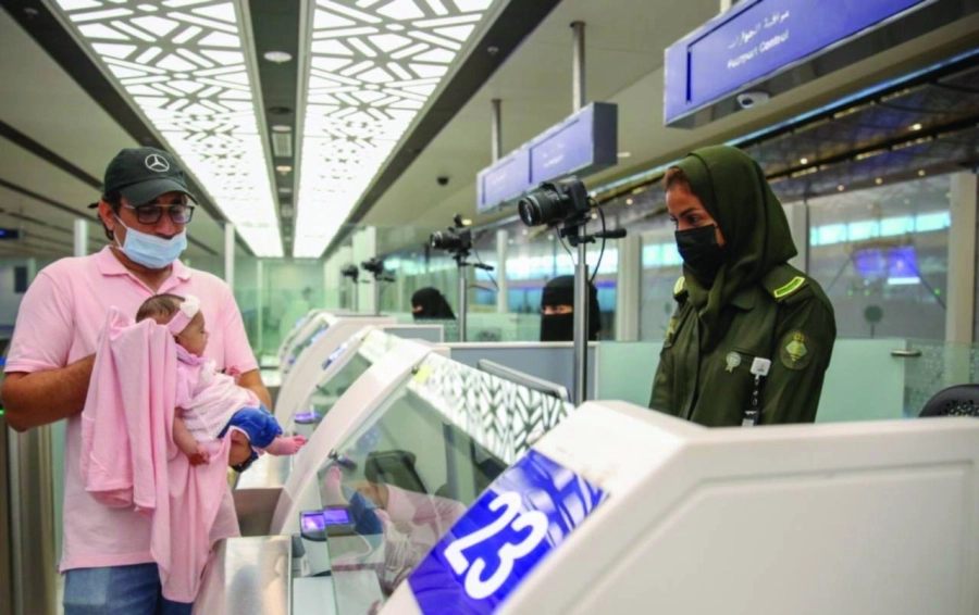 إحدى موظفات جوازات مطار الملك عبدالعزيز بجدة تنهي إجراءات مغادرة رحلات الوافدين العائدين لبلدانهم تنفيذا لمبادرة عودة