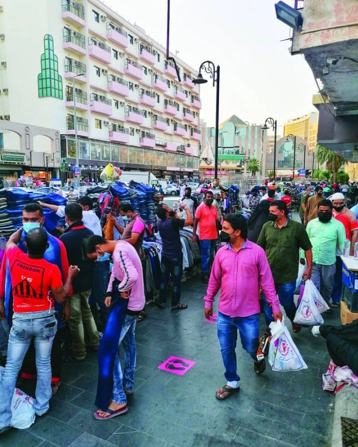 زحام عدد من المتسوقين والبائعين داخل سوق البلد في جدة (أنس الحارثي)