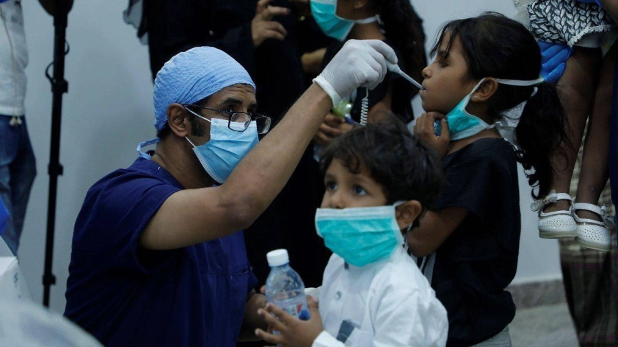 طائرة عسكرية سعودية تطلق أولى الرحلات الجوية لنقل المواطنين اليمنيين إلى سقطرى