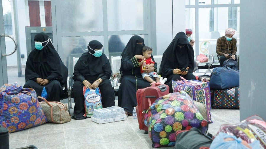 طائرة عسكرية سعودية تطلق أولى الرحلات الجوية لنقل المواطنين اليمنيين إلى سقطرى