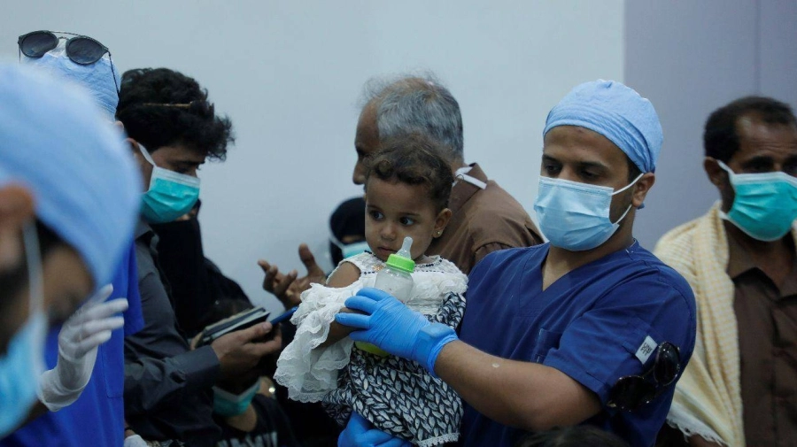 طائرة عسكرية سعودية تطلق أولى الرحلات الجوية لنقل المواطنين اليمنيين إلى سقطرى