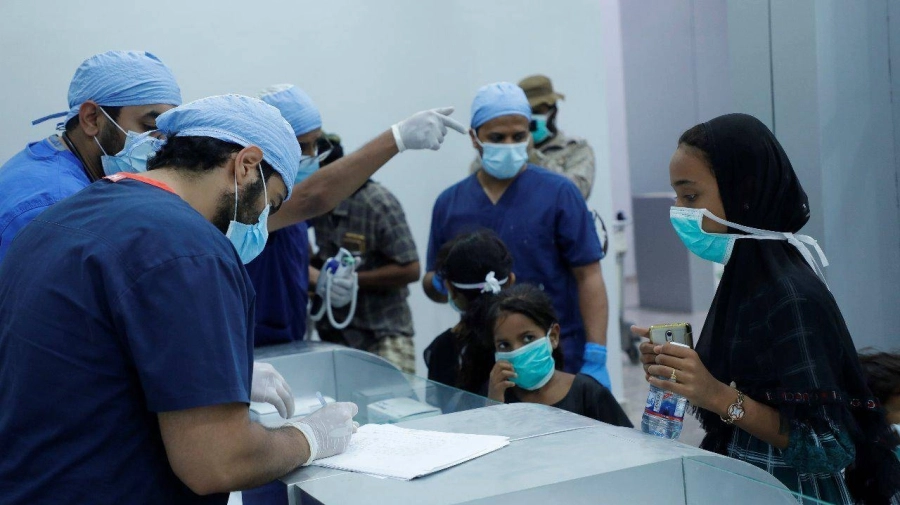 طائرة عسكرية سعودية تطلق أولى الرحلات الجوية لنقل المواطنين اليمنيين إلى سقطرى