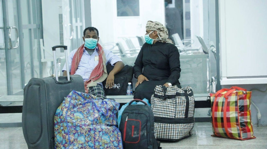 طائرة عسكرية سعودية تطلق أولى الرحلات الجوية لنقل المواطنين اليمنيين إلى سقطرى