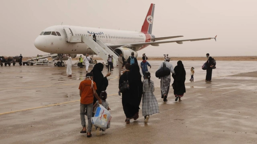 نقل المواطنين اليمنيين العالقين إلى جزيرة سقطرى