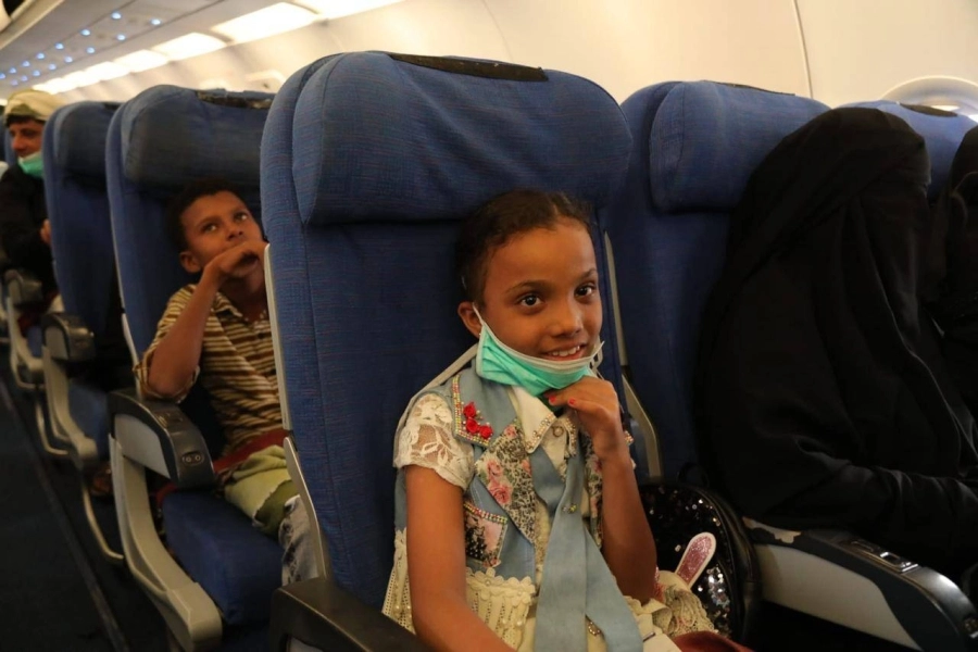 نقل المواطنين اليمنيين العالقين إلى جزيرة سقطرى