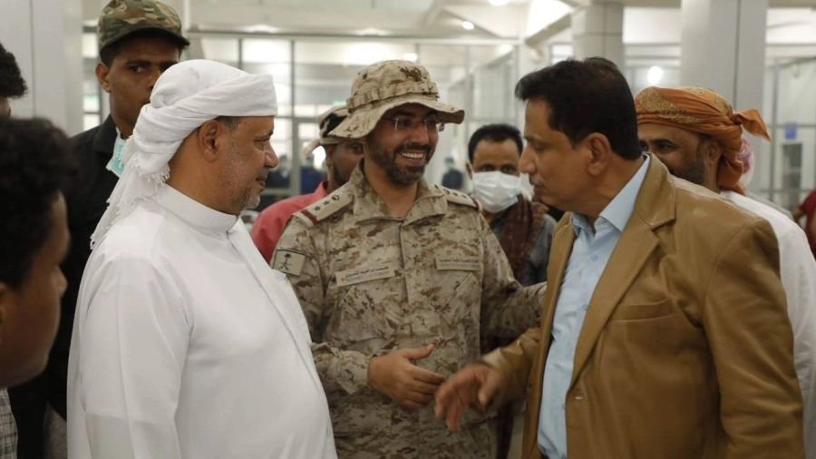 نقل المواطنين اليمنيين العالقين إلى جزيرة سقطرى