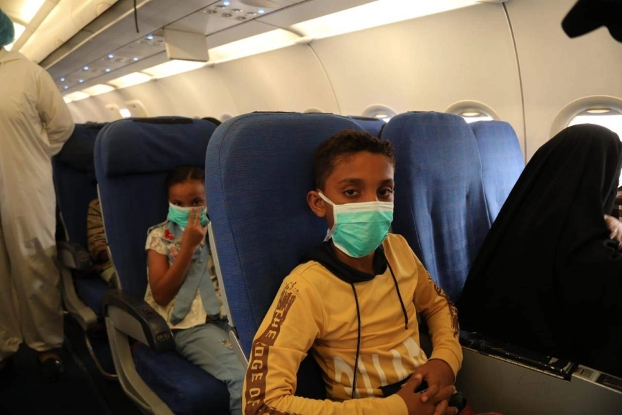 نقل المواطنين اليمنيين العالقين إلى جزيرة سقطرى