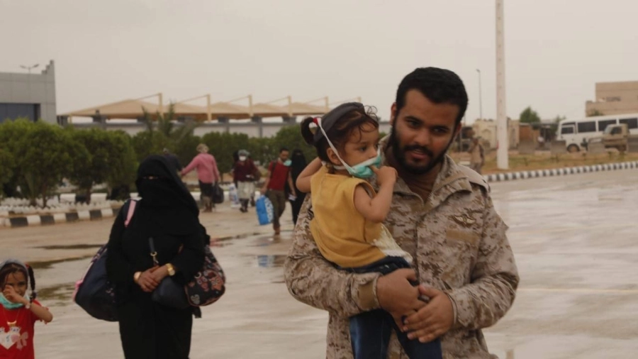 نقل المواطنين اليمنيين العالقين إلى جزيرة سقطرى