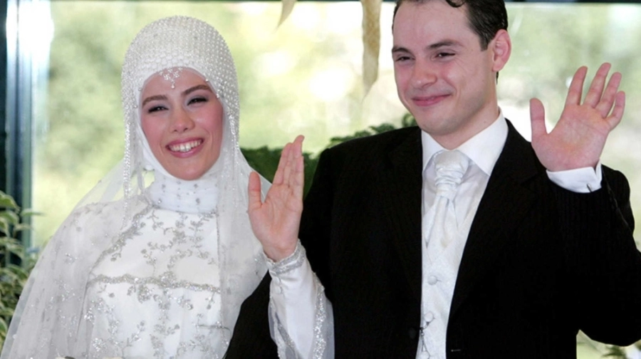 






سمية ابنة إردوغان مع زوجها في حفل زفافهما