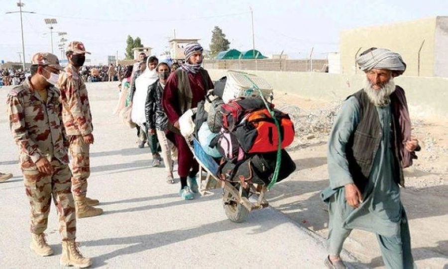 






جنود إيرانيون يتابعون ترحيل أفغان