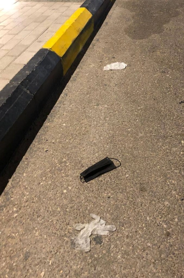 كمامات وقفازات ملقاة بأحد الشوارع (مكة)