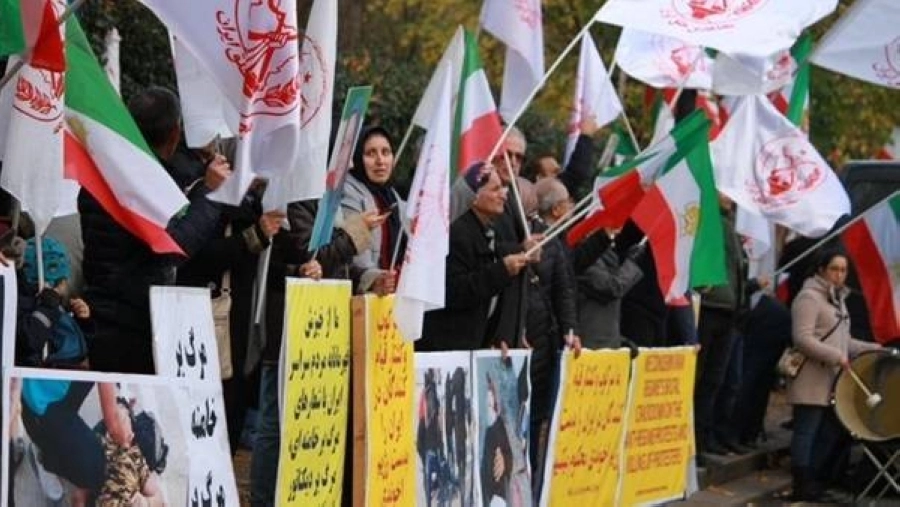 






إيرانيون يحتجون على قرار إعدام الشبان                                                              (مكة)