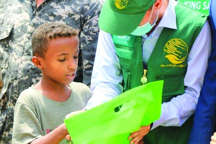 .. وطفل يتسلم الكسوة السعودية (واس)