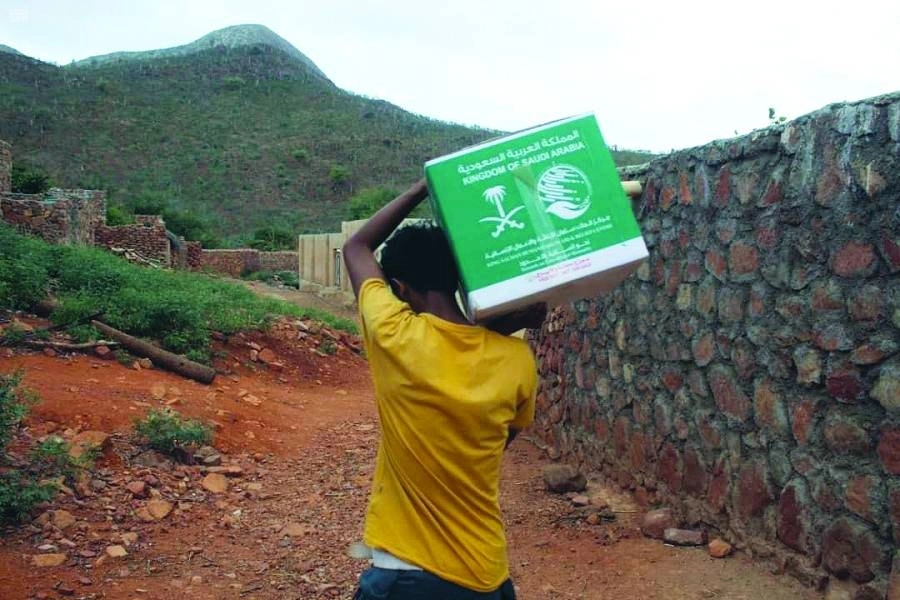 يمني يذهب إلى منزله بسلة غذائية (واس)