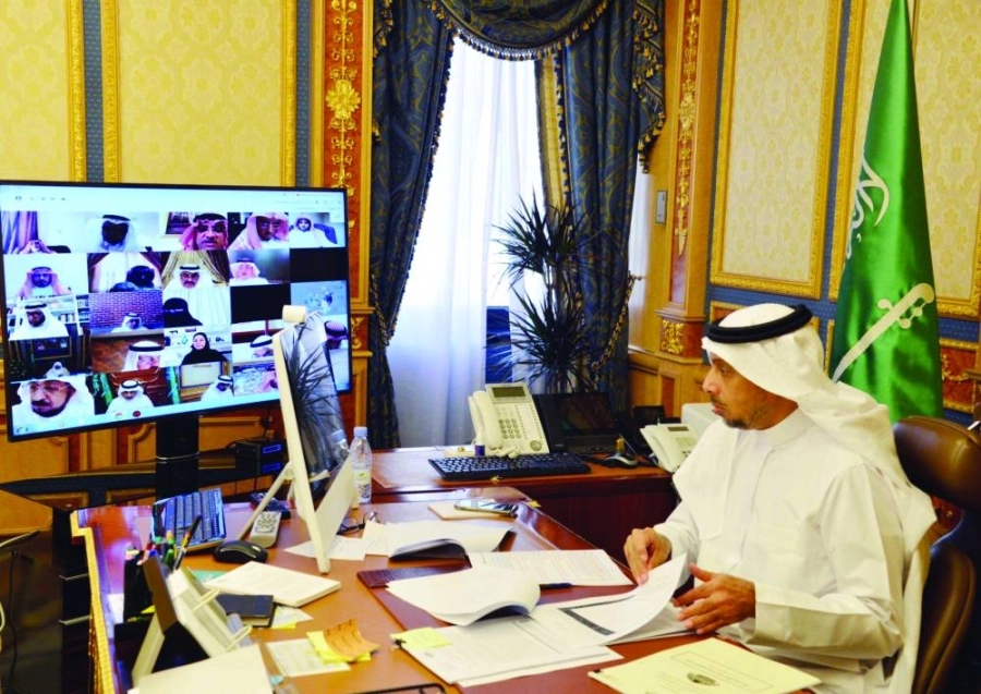 



من جلسة الشورى عن بعد                                          (مكة)