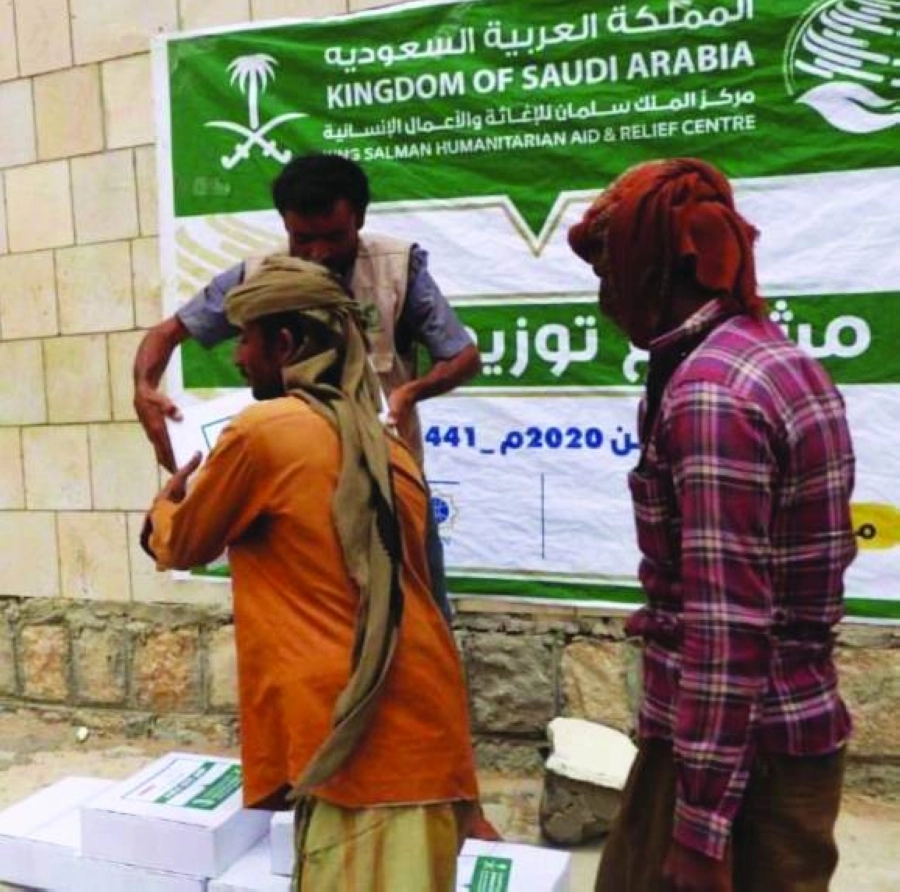 






الفريق يسلم كراتين التمور للمستفيدين     (واس)