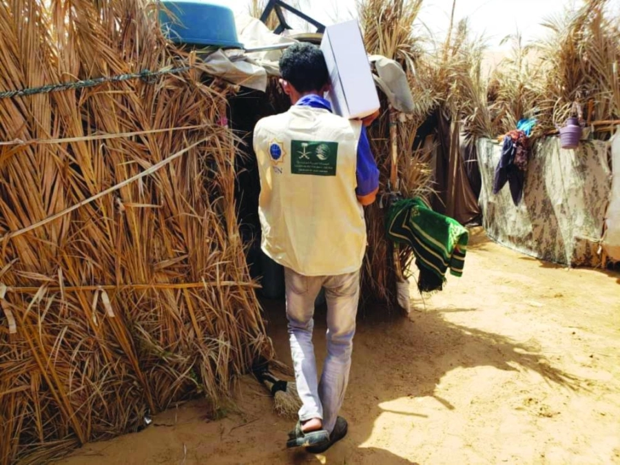 مركز الملك سلمان للإغاثة يوزع 3,150 كرتون تمور للنازحين اليمنيين من محافظة الجوف إلى مأرب. (مكة)
