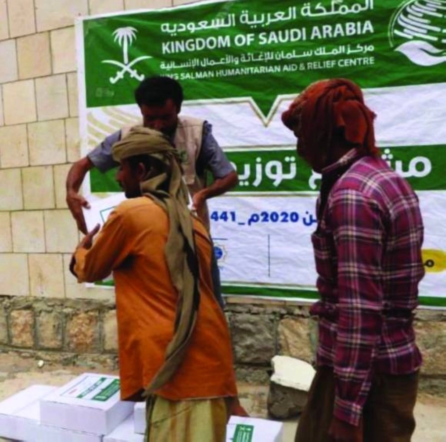 مركز الملك سلمان للإغاثة يوزع 3,150 كرتون تمور للنازحين اليمنيين من محافظة الجوف إلى مأرب. (مكة)
