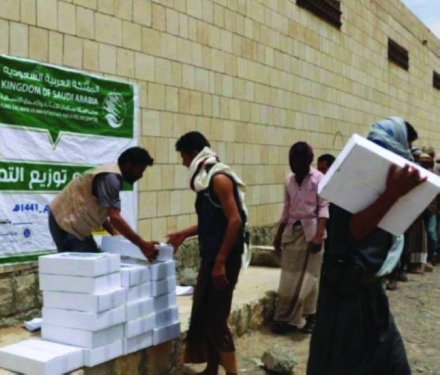 مركز الملك سلمان للإغاثة يوزع 3,150 كرتون تمور للنازحين اليمنيين من محافظة الجوف إلى مأرب. (مكة)
