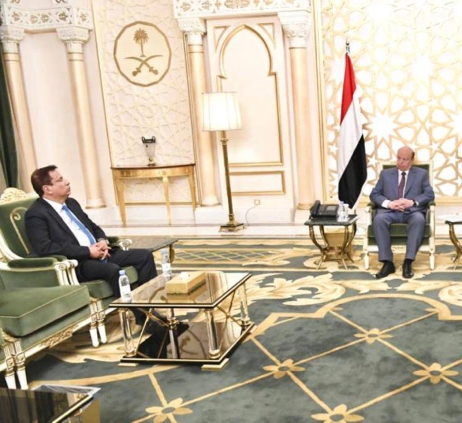 الرئيس اليمني خلال استقباله محافظ المهرة