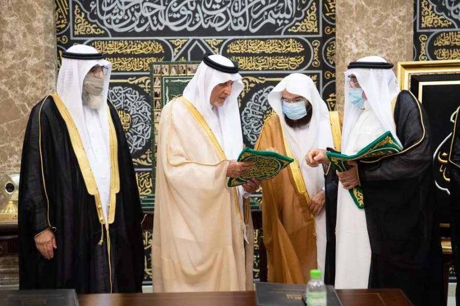 الأمير خالد الفيصل يسلم كسوة الكعبة المشرفة لكبير سدنة بيت الله الحرام (مكة)