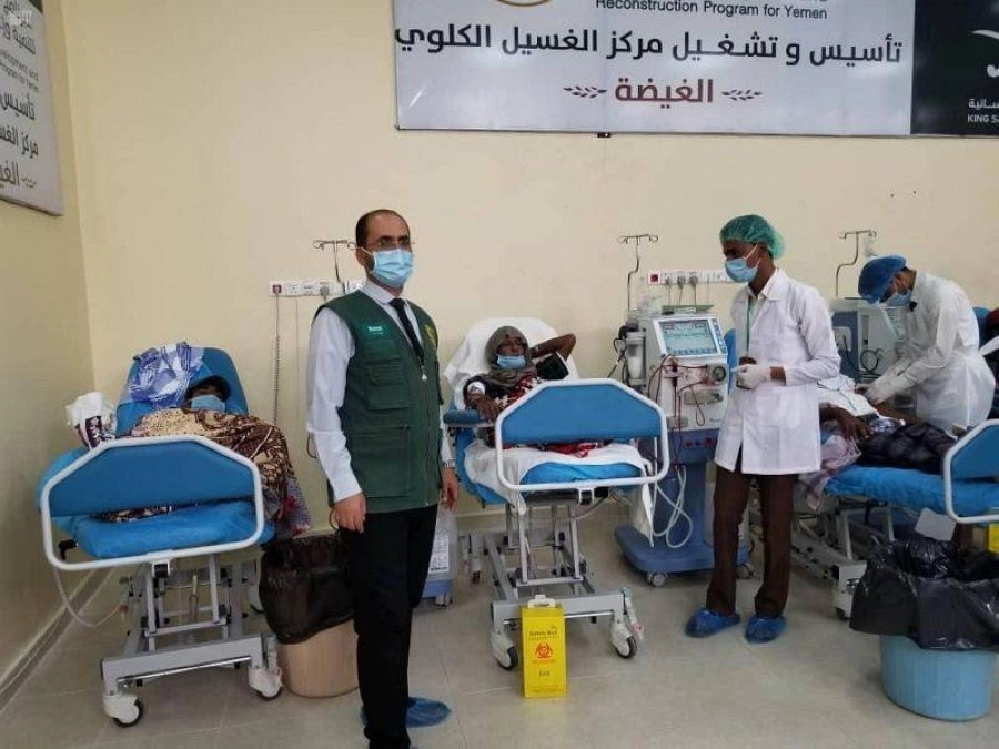 مرضى يراجعون مركز الغسيل الكلوي بالعيضة (واس)