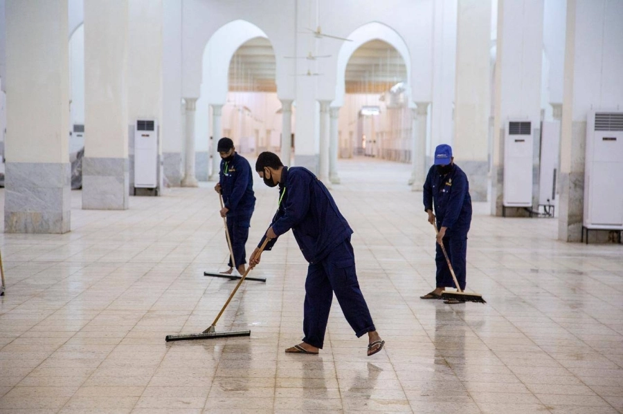 من تنظيف ملحقات المسجد (مكة)