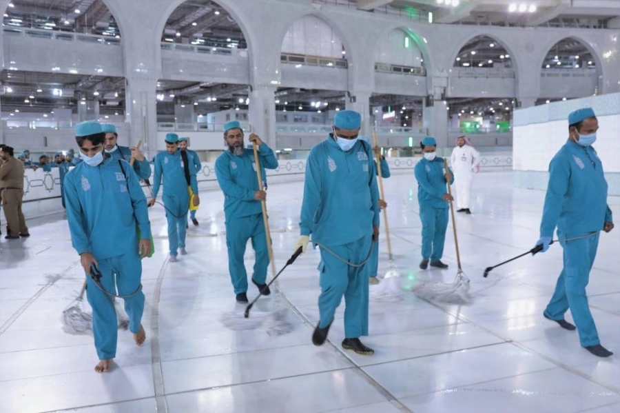 عمال النظافة خلال تعقيم صحن المطاف                                                                   (مكة)
