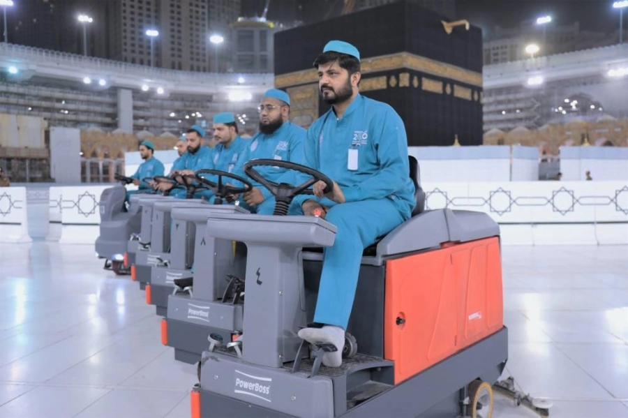 عمال النظافة خلال تعقيم صحن المطاف                                                                   (مكة)