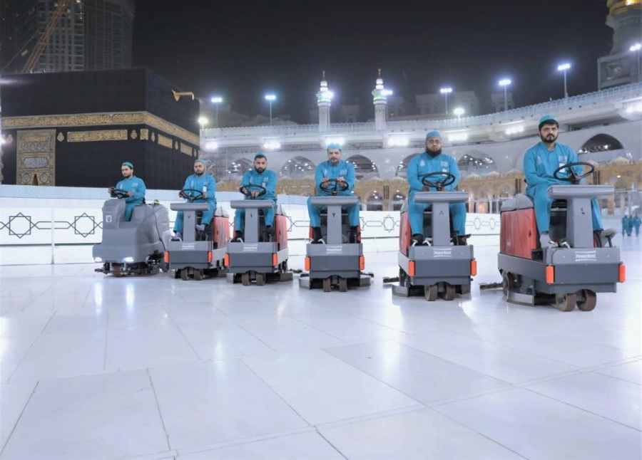 عمال النظافة خلال تعقيم صحن المطاف                                                                   (مكة)