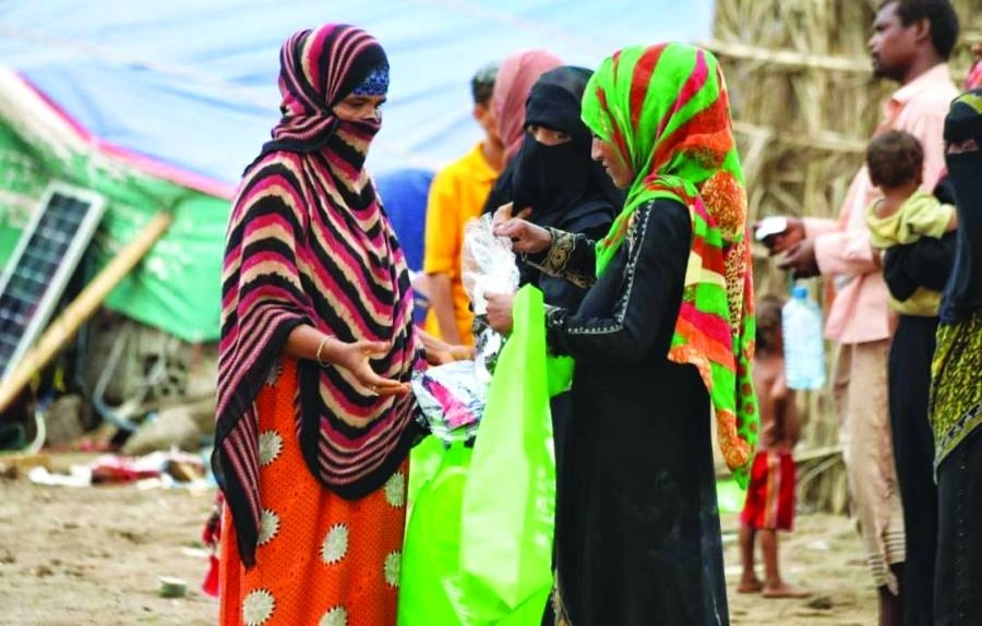 أسرة يمنية تتسلم كسوة العيد (واس)