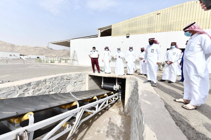 






محمد القويحص خلال تفقده المسالخ                                                       (مكة)