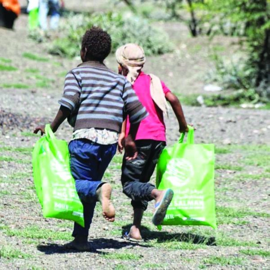 طفلان يركضان فرحا بعد تسلم كسوة العيد (واس)