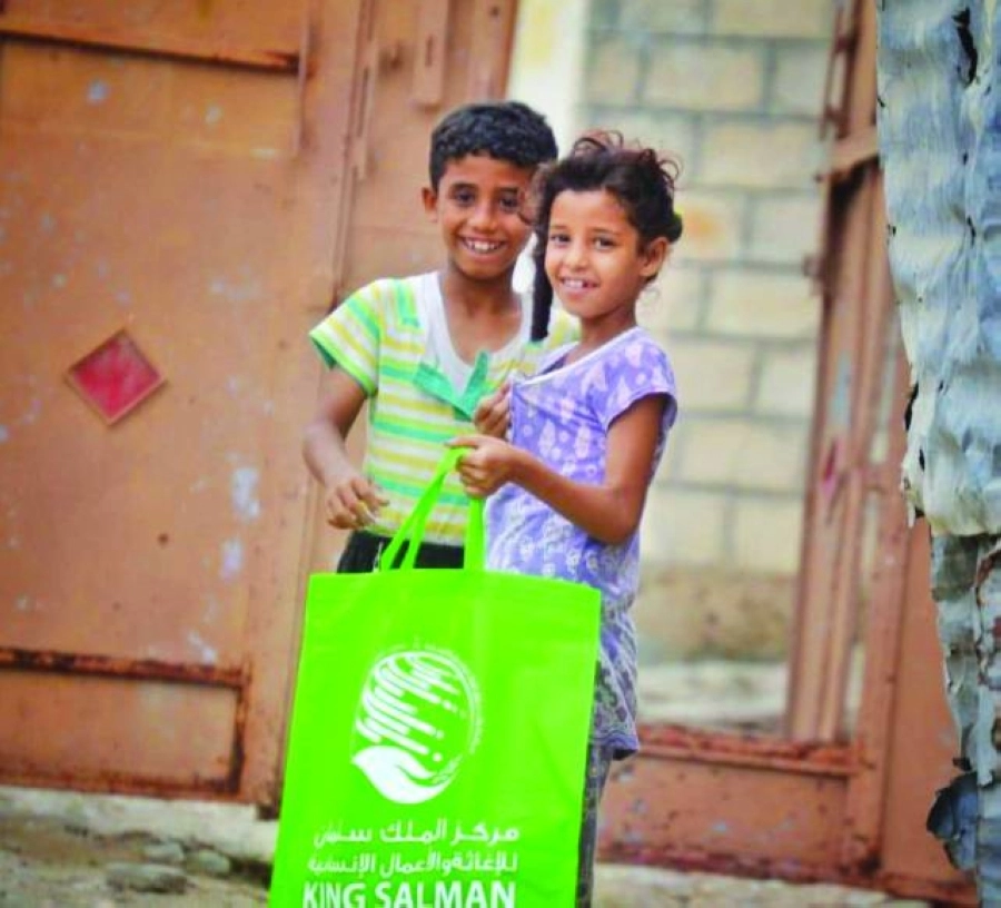 طفل وأخته من أبين يبتهجات بكسوة العيد (واس)