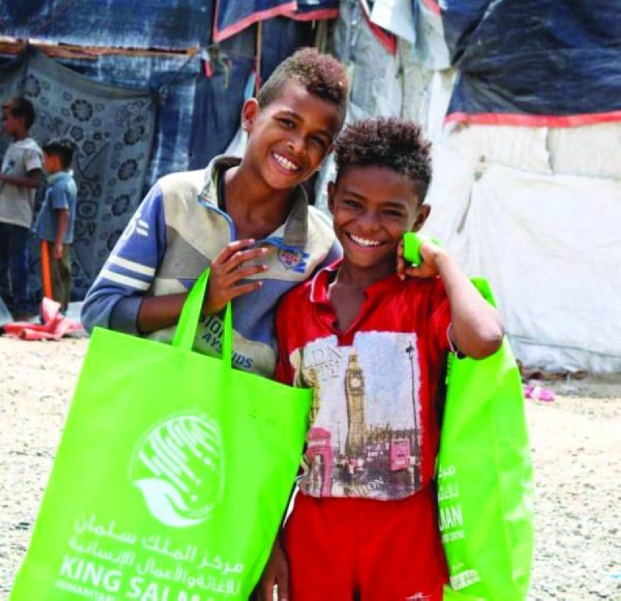 فرحة العيد تظهر مبكرا على وجه طفلين يمنيين (واس)