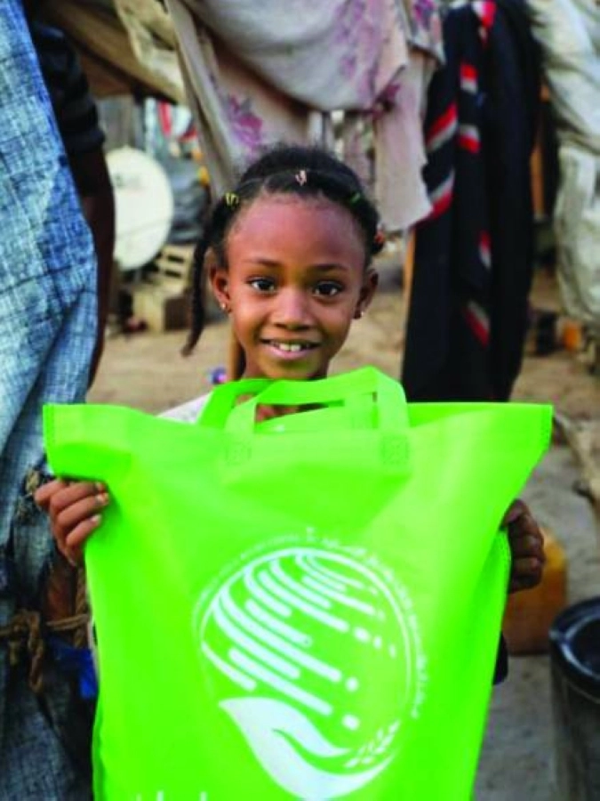 حقيبة العيد في يد طفلة يمنية (واس)