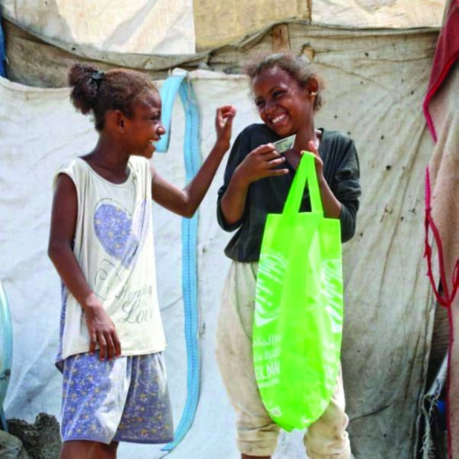 






ابتسامة رضا على وجه طفلتين بعد تسلم كسوة العيد (واس)