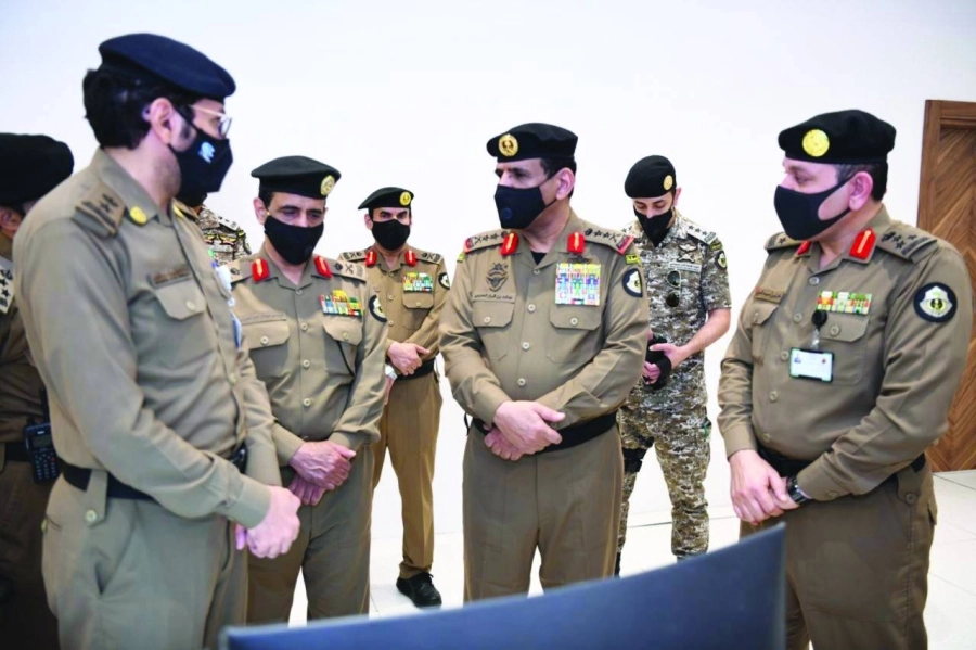 






خالد الحربي لدى تفقده مركز القيادة والسيطرة         (مكة)