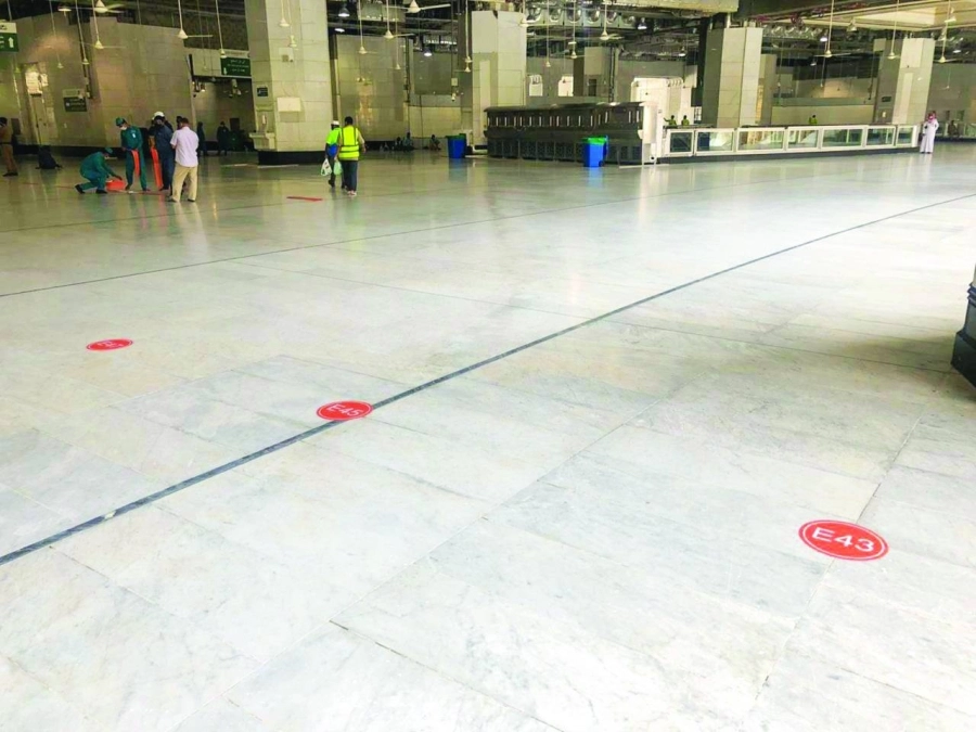 ملصقات أرضية لتنظيم المسارات  (مكة)