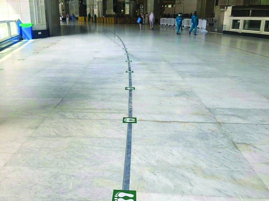 ملصقات أرضية لتنظيم المسارات  (مكة) 