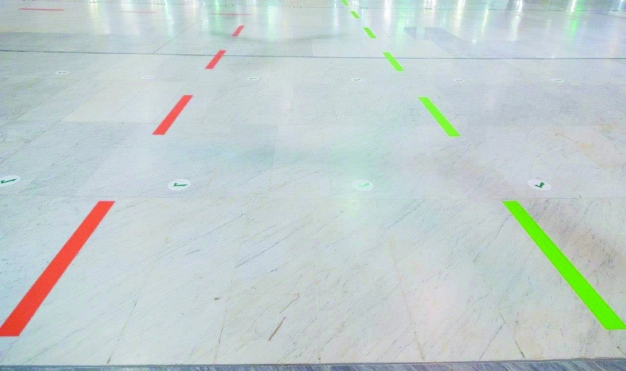 ملصقات أرضية لتنظيم المسارات  (مكة) 