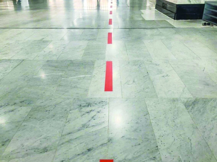 ملصقات أرضية لتنظيم المسارات  (مكة) 