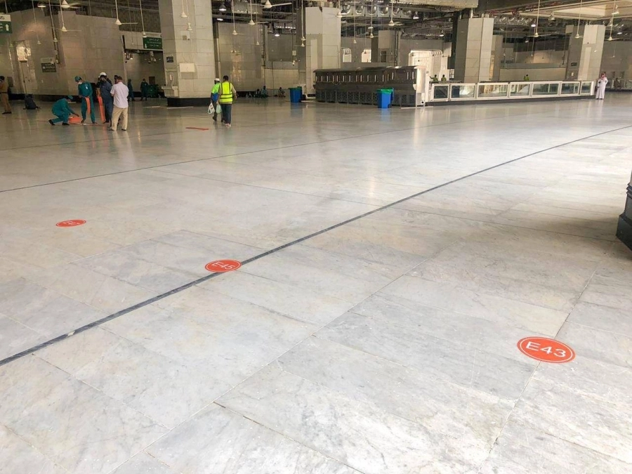 ملصقات أرضية لتنظيم المسارات  (مكة)