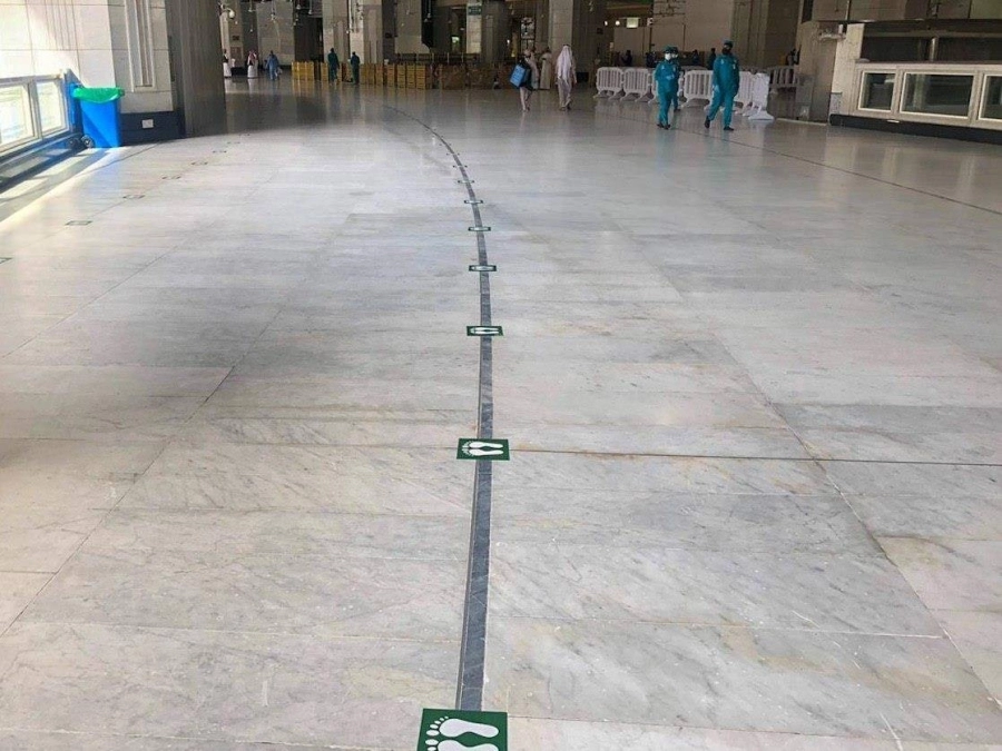 ملصقات أرضية لتنظيم المسارات  (مكة) 