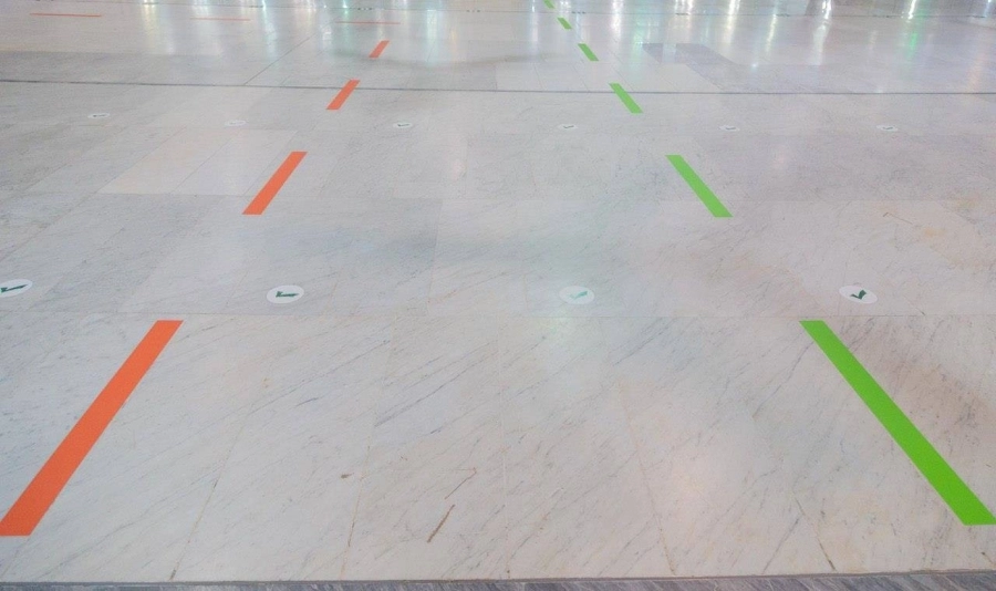 ملصقات أرضية لتنظيم المسارات  (مكة) 