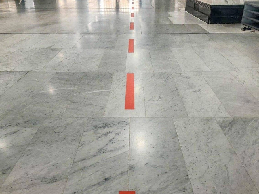 ملصقات أرضية لتنظيم المسارات  (مكة) 