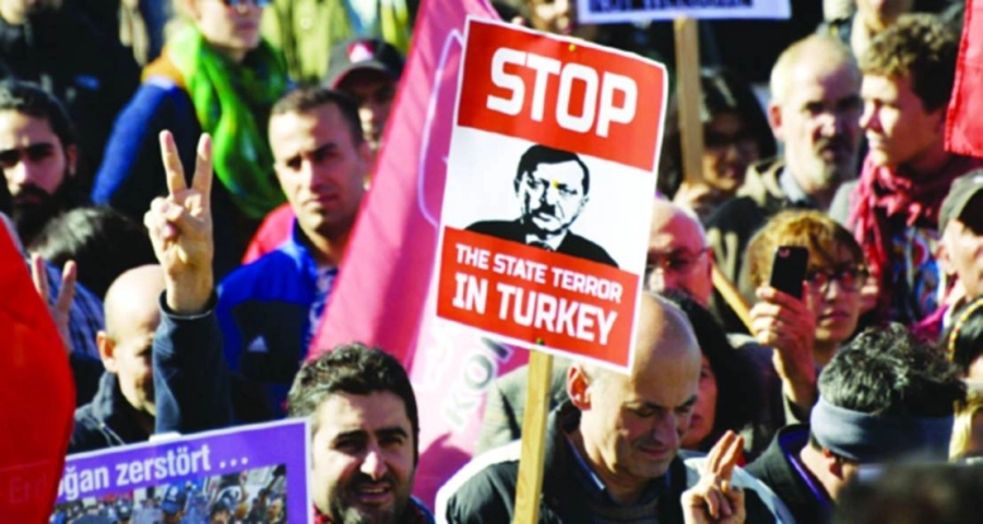 






أتراك يقفون في وجه قمع إردوغان                            (مكة)